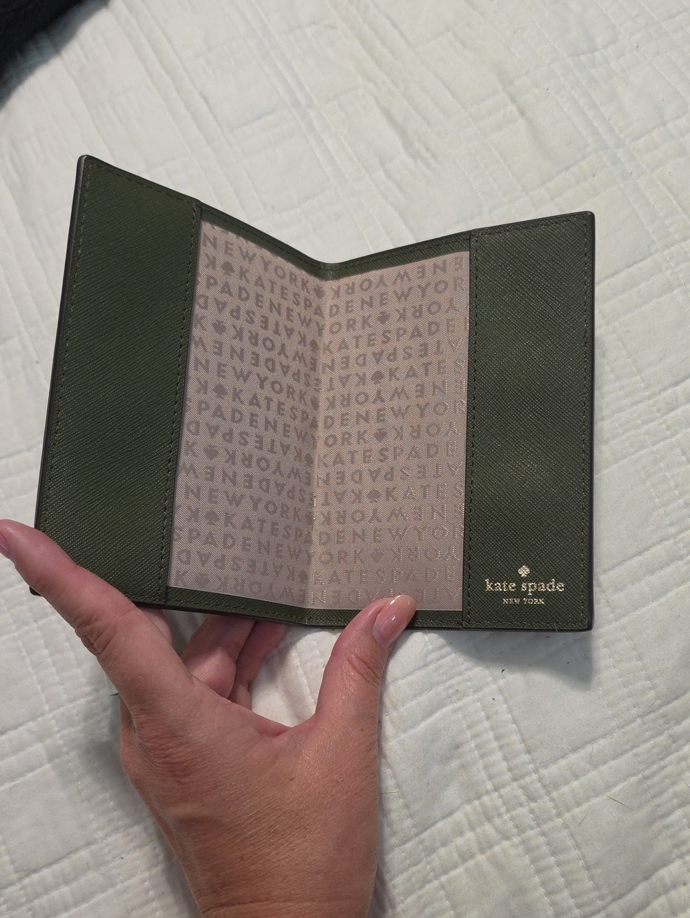 Kate Spade Passport Holder Green EUC - Picture 2 of 4